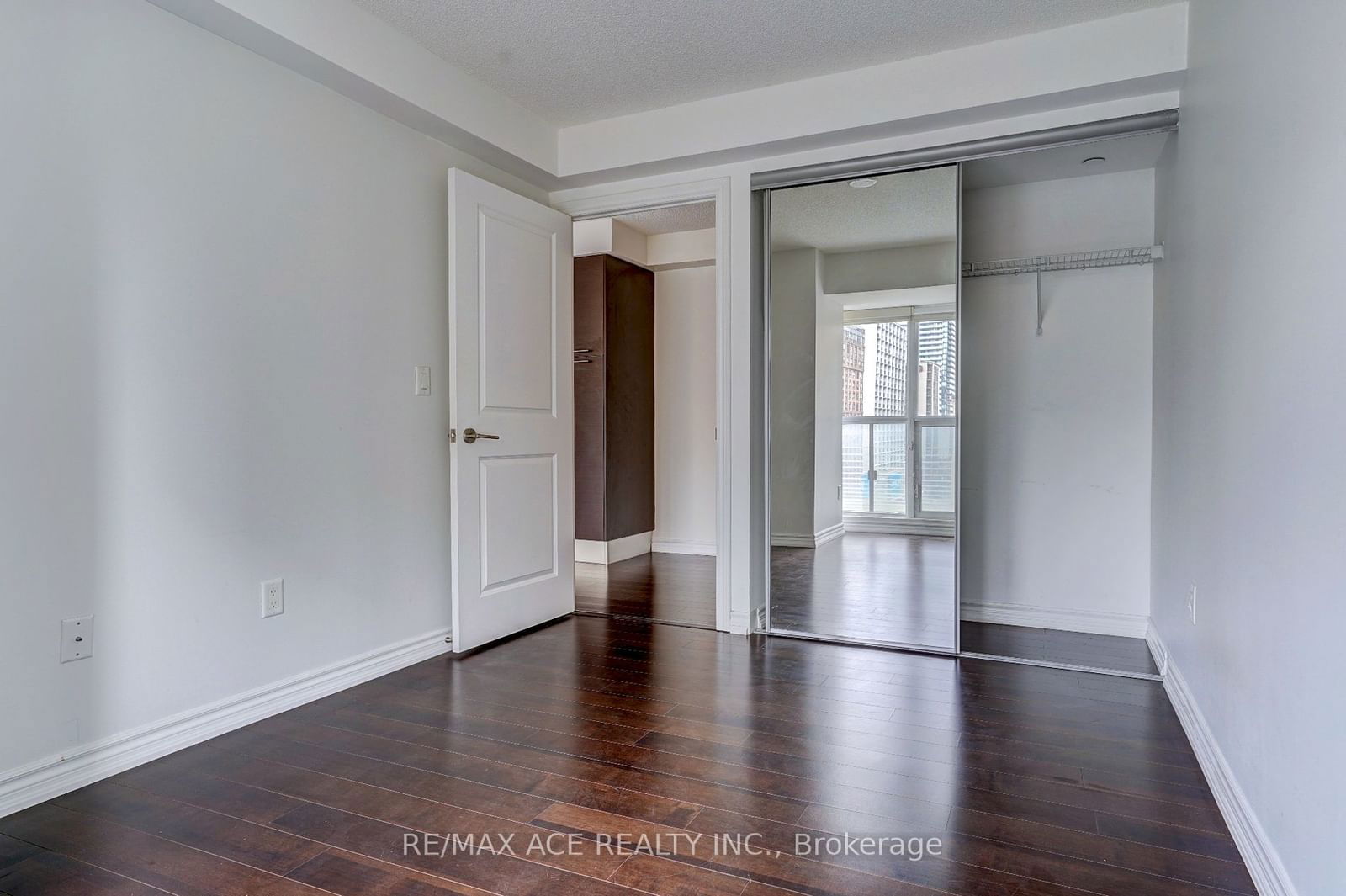 386 Yonge St, unit 702. for sale