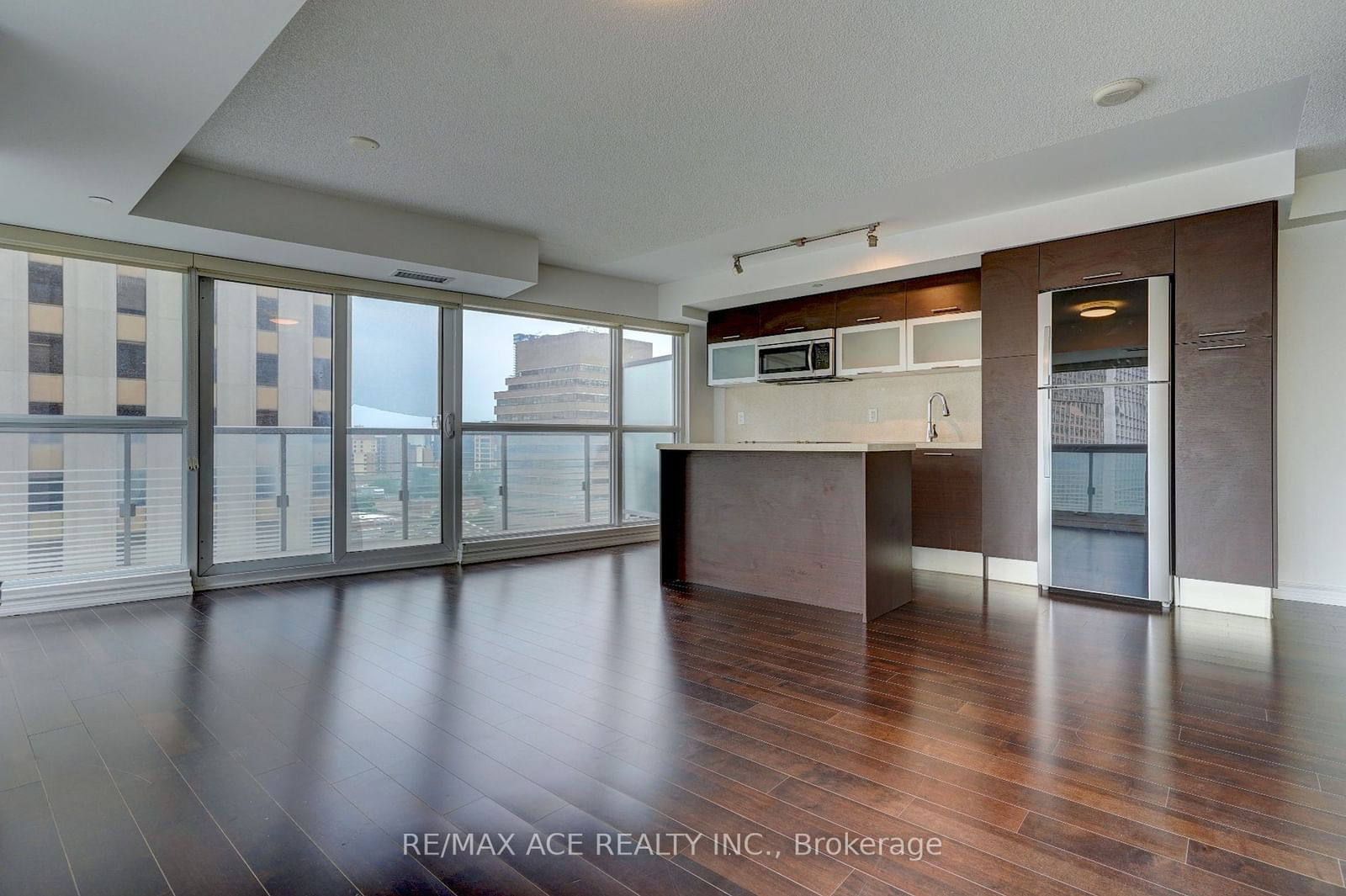 386 Yonge St, unit 702. for sale