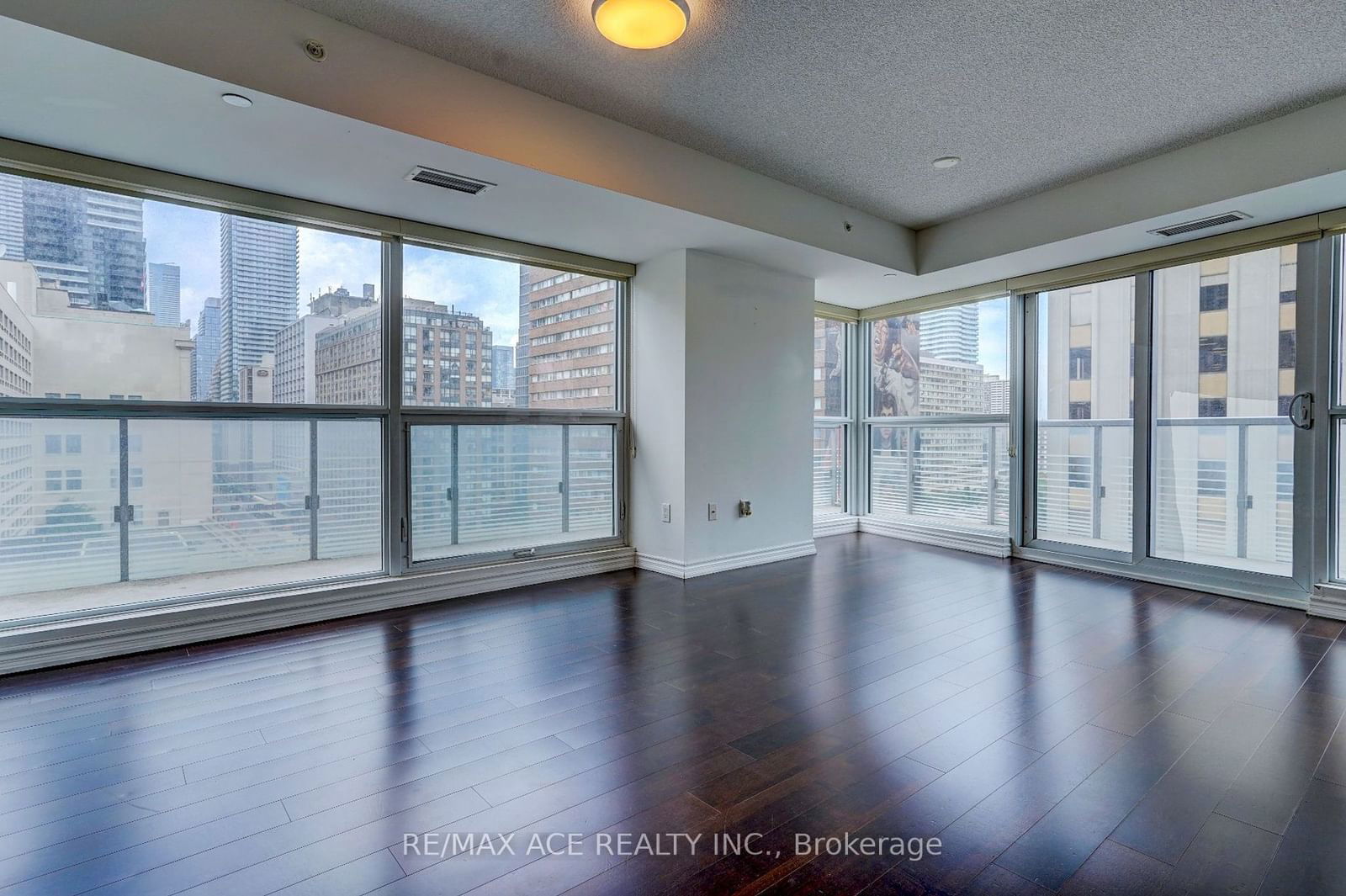 386 Yonge St, unit 702 for sale