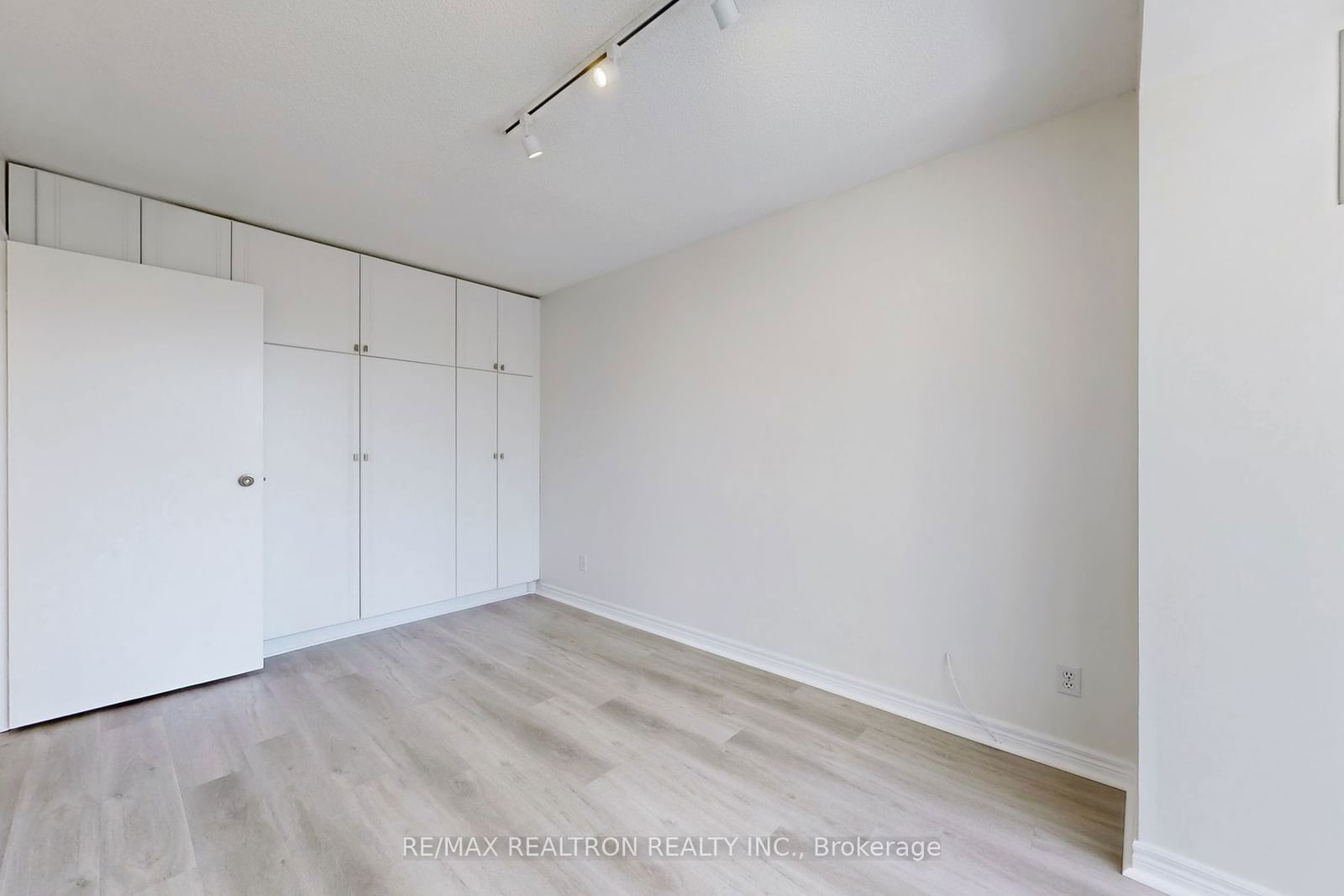 1131 Steeles Ave W, unit 407 for rent - image #23