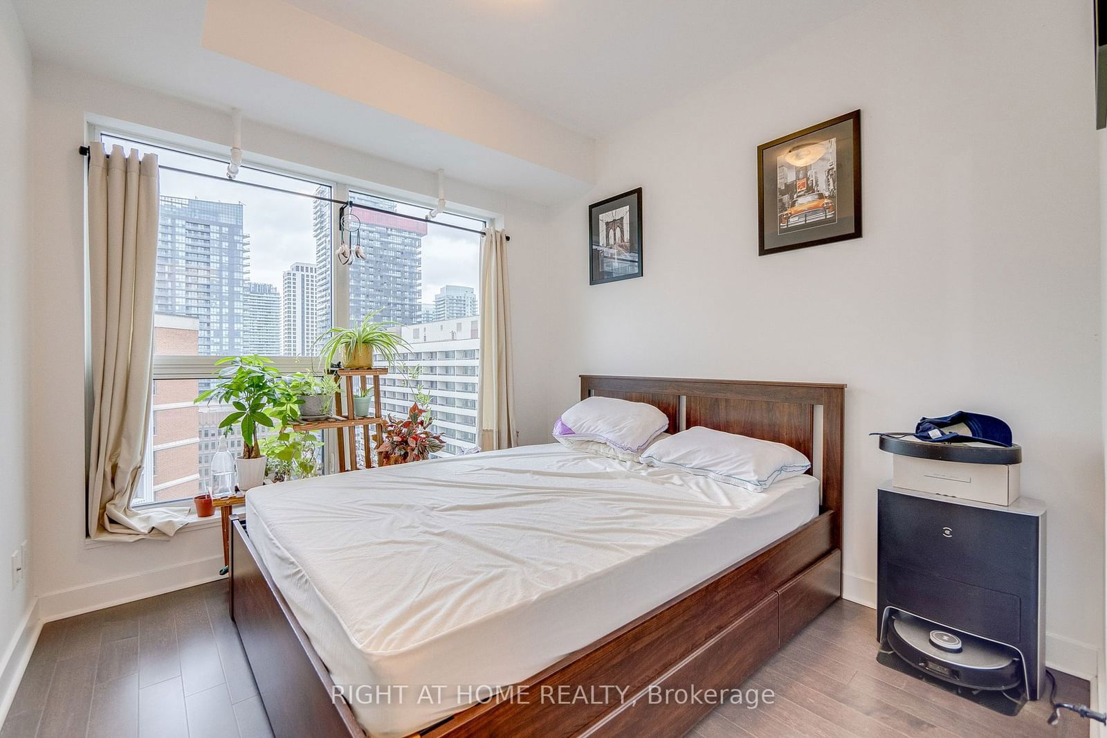 58 Orchard View Blvd, unit 1707 for sale