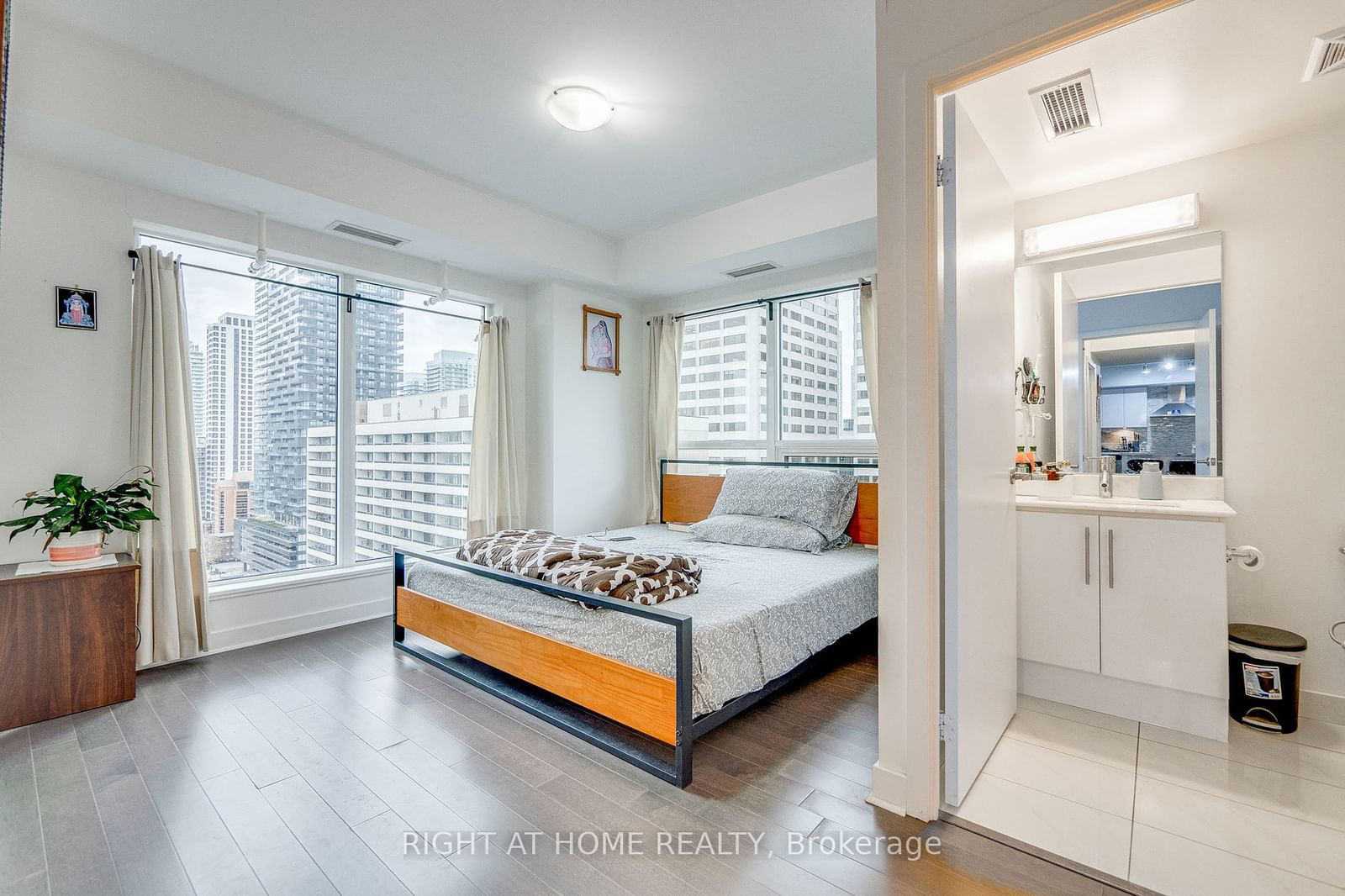 58 Orchard View Blvd, unit 1707 for sale - image #20