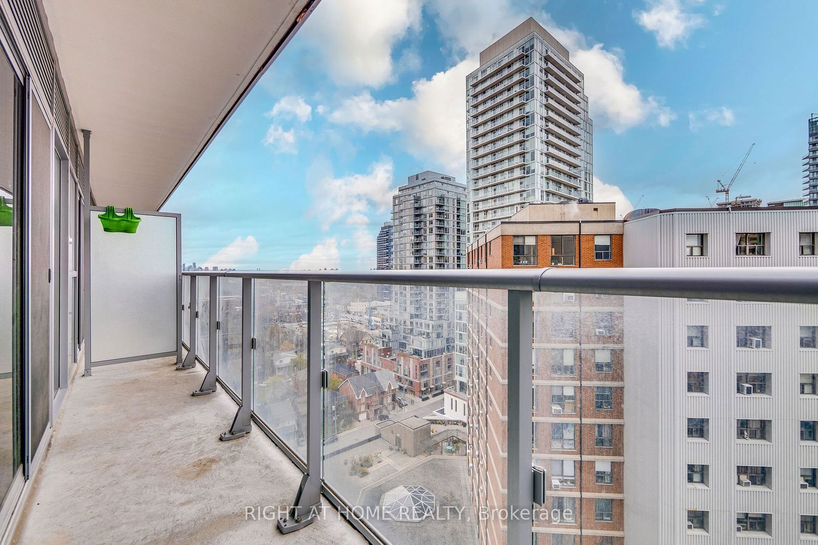 58 Orchard View Blvd, unit 1707 for sale