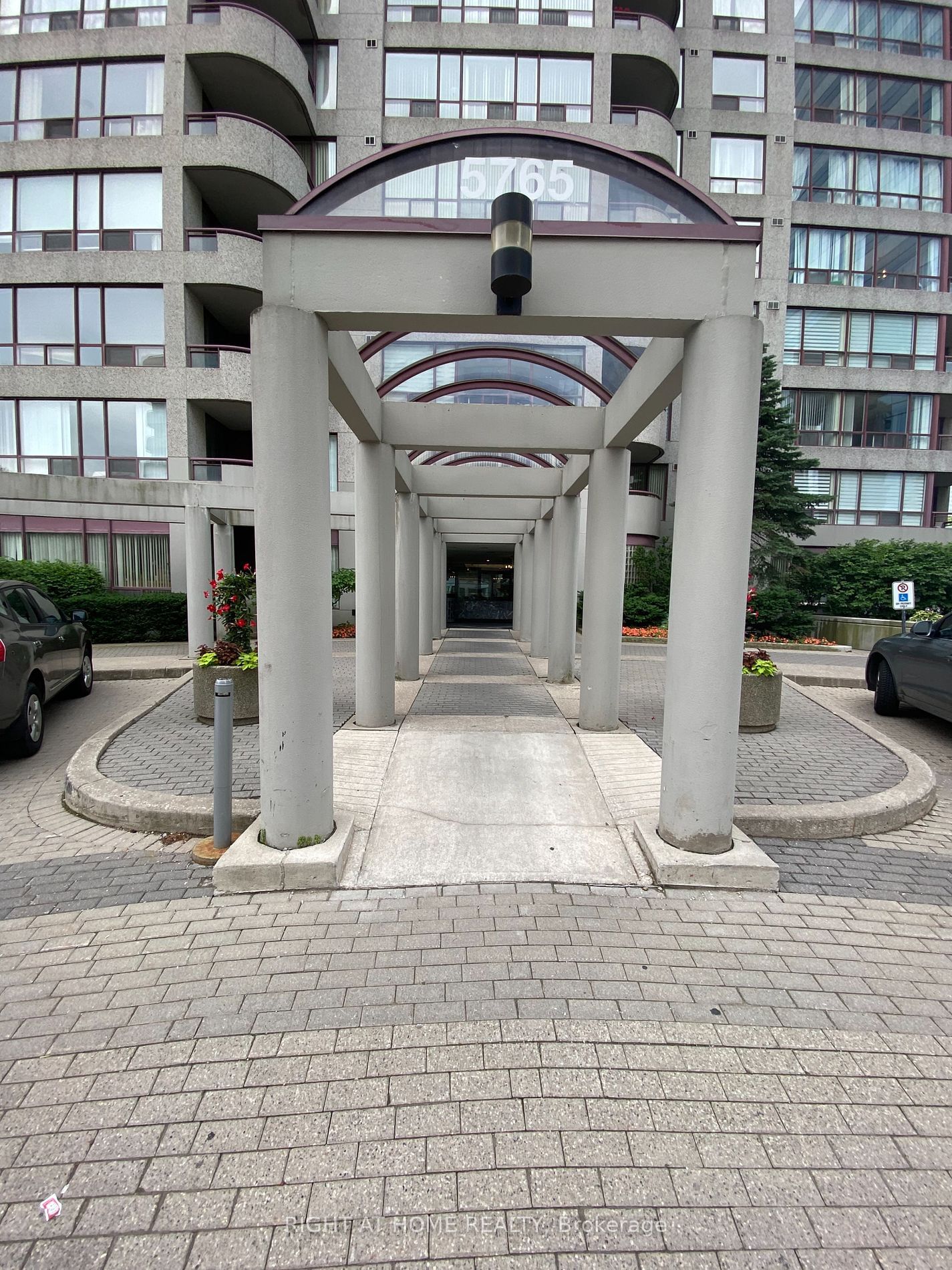 5765 Yonge St, unit 1504 for rent - image #2