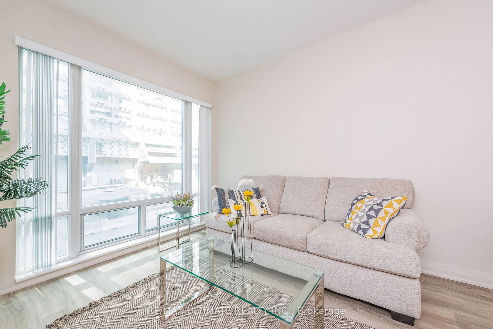 1121 Bay St, unit 202 for rent - image #9