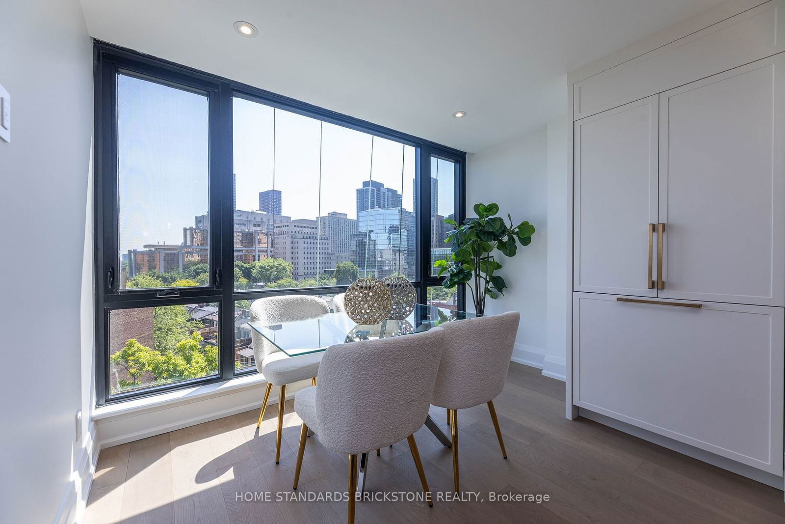 66 Collier St, unit 9 D for sale