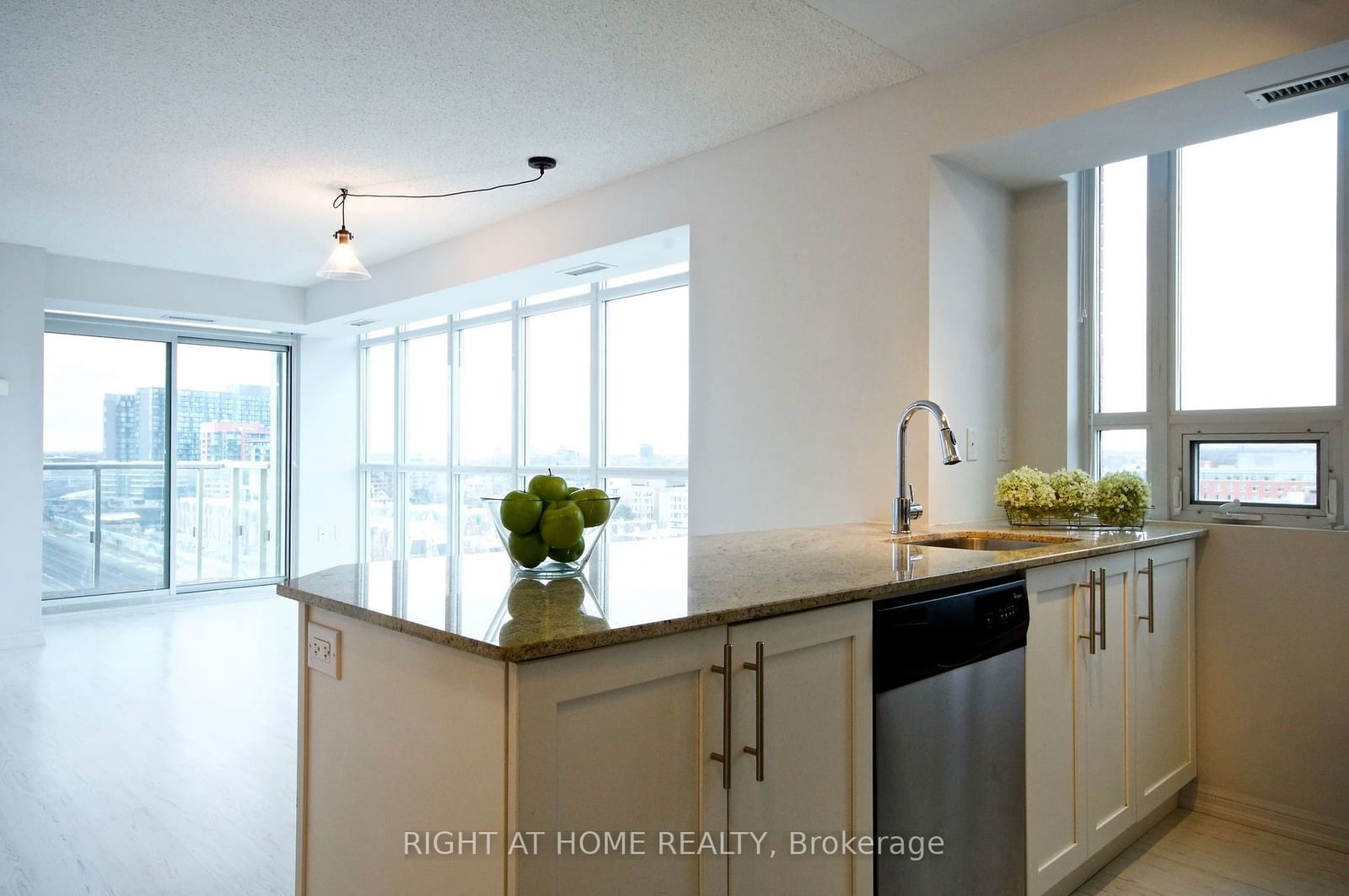 125 Western Battery Rd, unit 1115 for rent - image #5