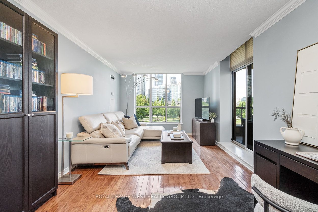 51 Harrison Garden Blvd, unit 304 for sale - image #1