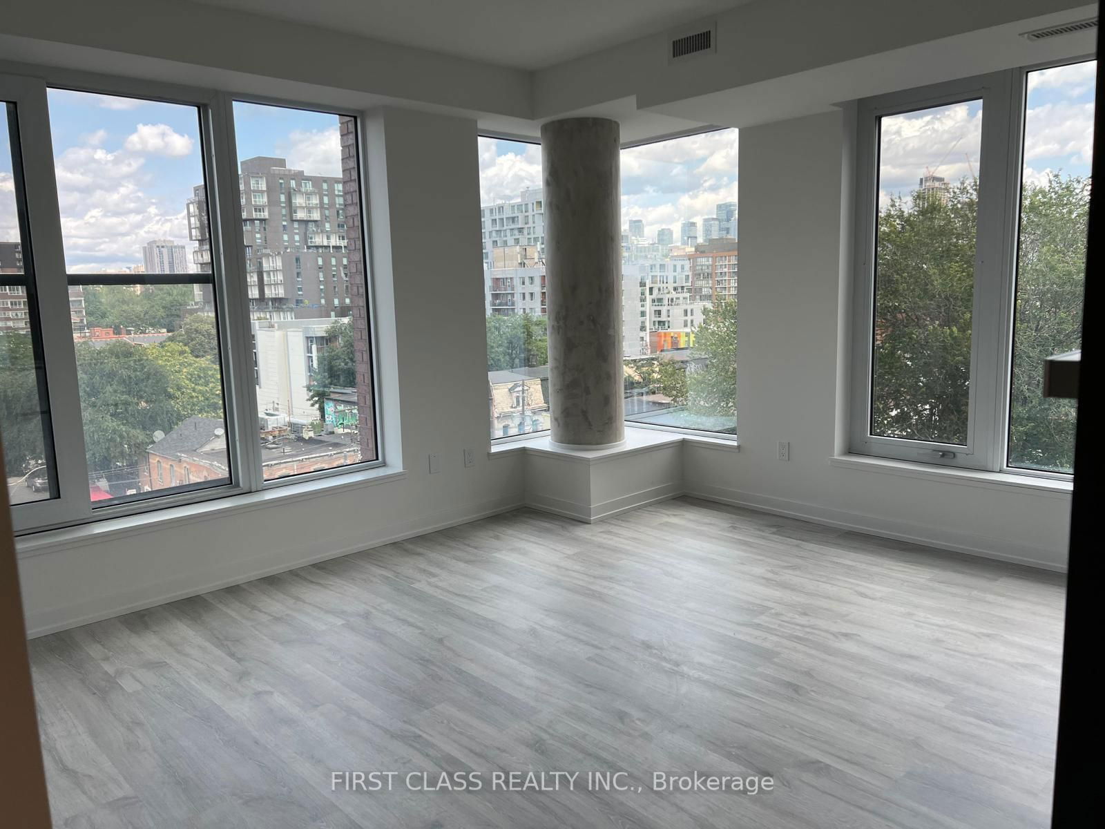 2 Augusta Ave, unit 702 for rent - image #4