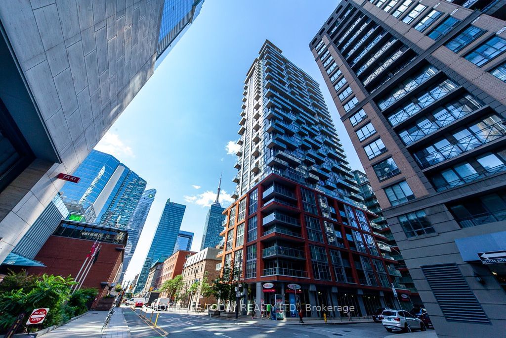 126 Simcoe St, unit 806 for sale - image #2