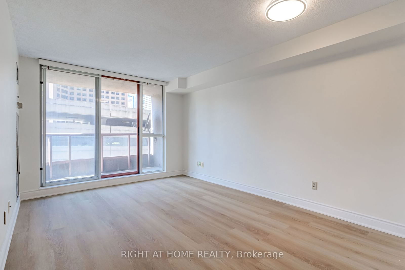 736 Bay St, unit 506 for sale