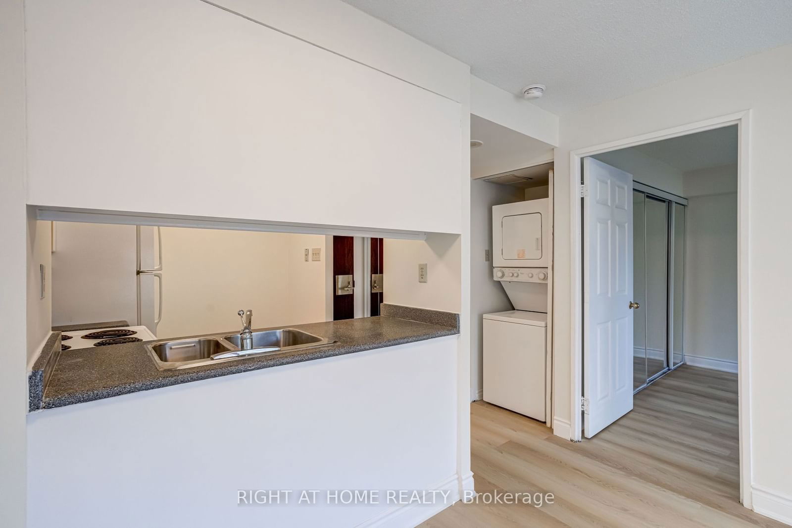 736 Bay St, unit 506 for sale - image #18