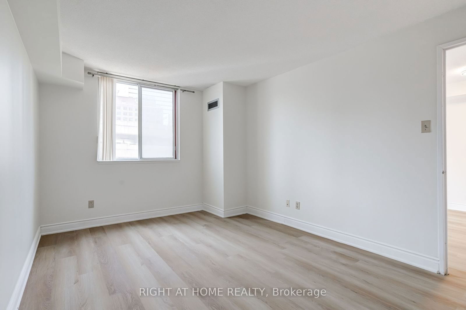 736 Bay St, unit 506 for sale - image #22