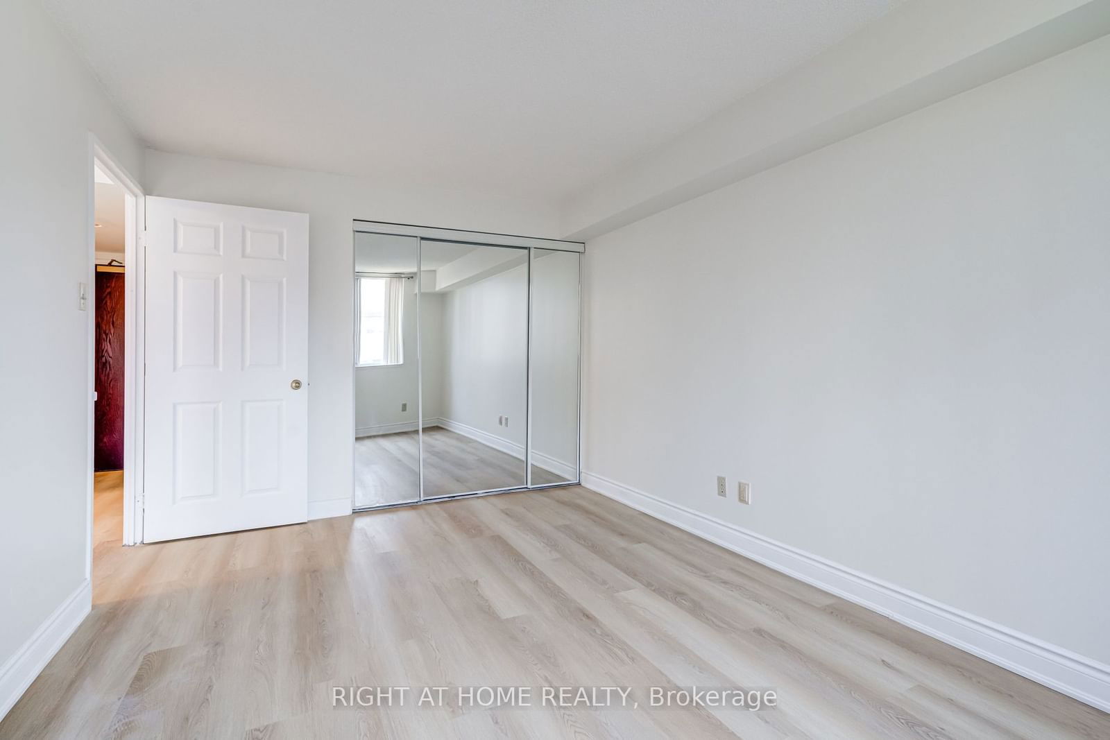 736 Bay St, unit 506 for sale - image #23