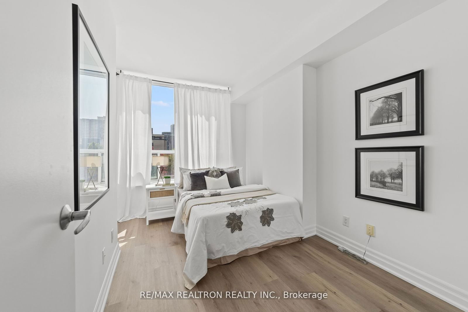 70 Alexander St, unit 707 for sale