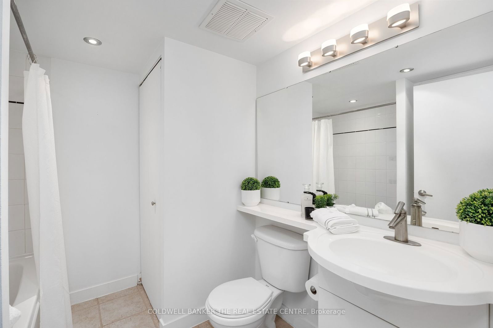 77 Lombard St, unit 712 for sale - image #25