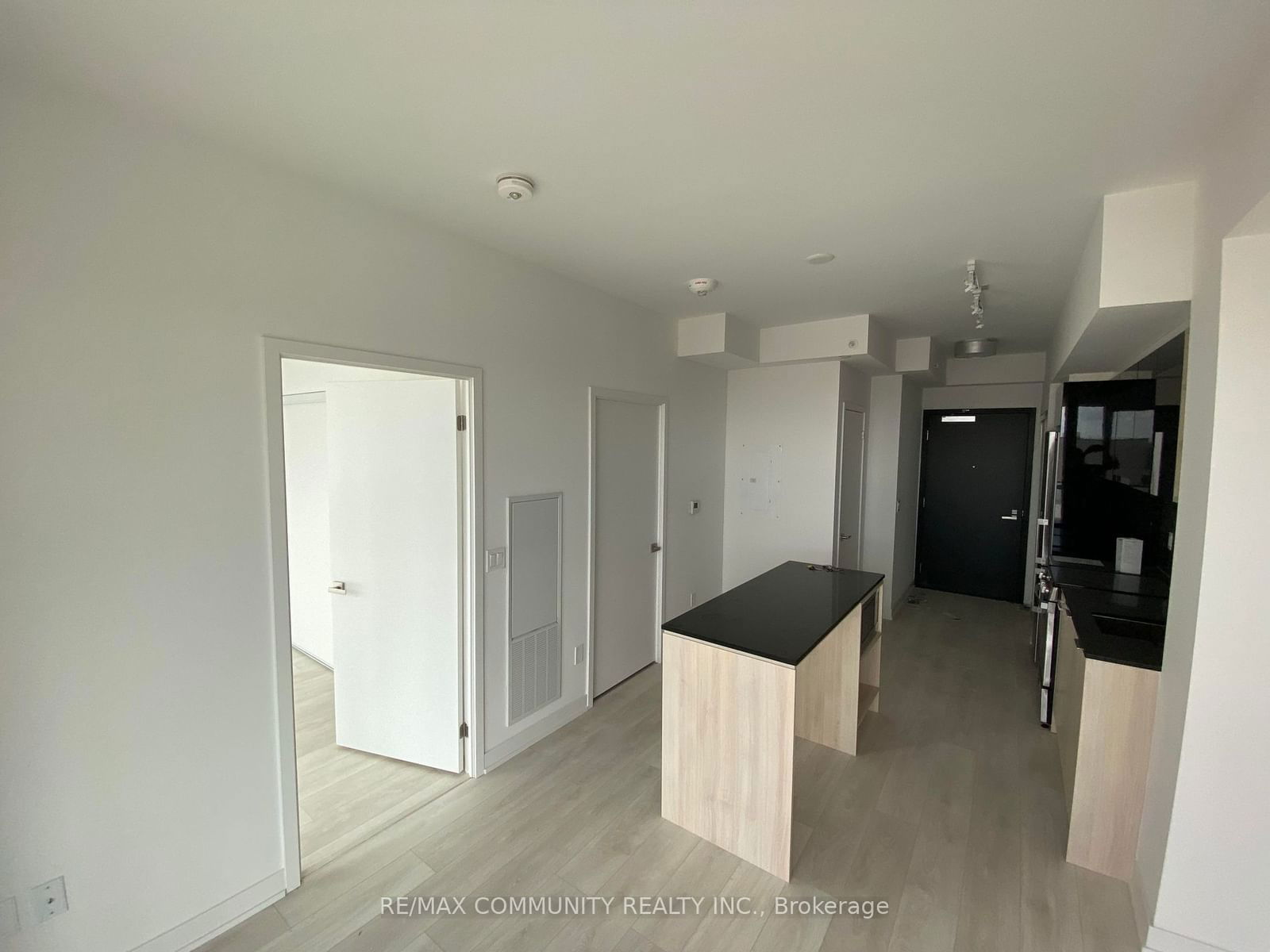 31 Tippett Rd, unit 1003 for rent - image #5