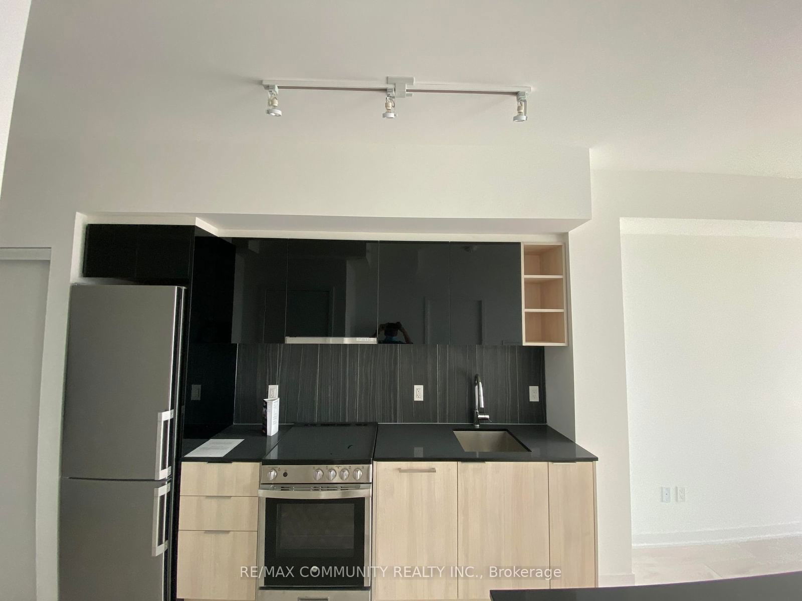 31 Tippett Rd, unit 1003 for rent