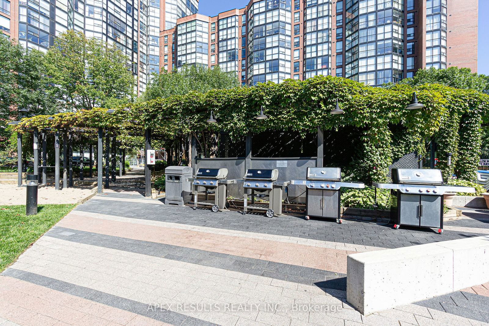 725 King St W, unit 901 for sale