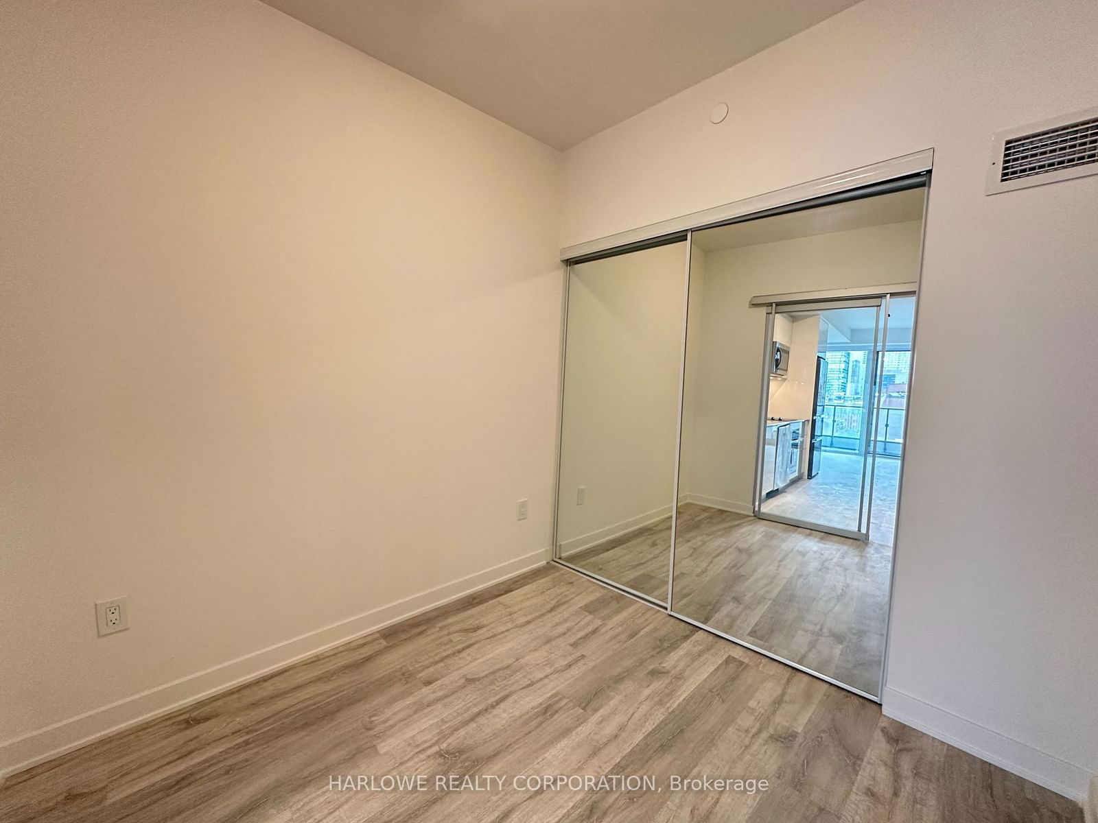 135 Lower Sherbourne St, unit 869 W for rent