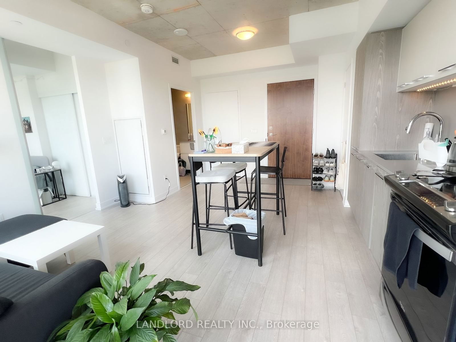 45 baseball Pl, unit 809 for rent - image #3