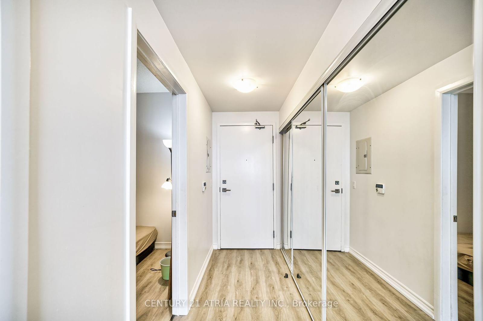 832 Bay St, unit 3802 for rent - image #3