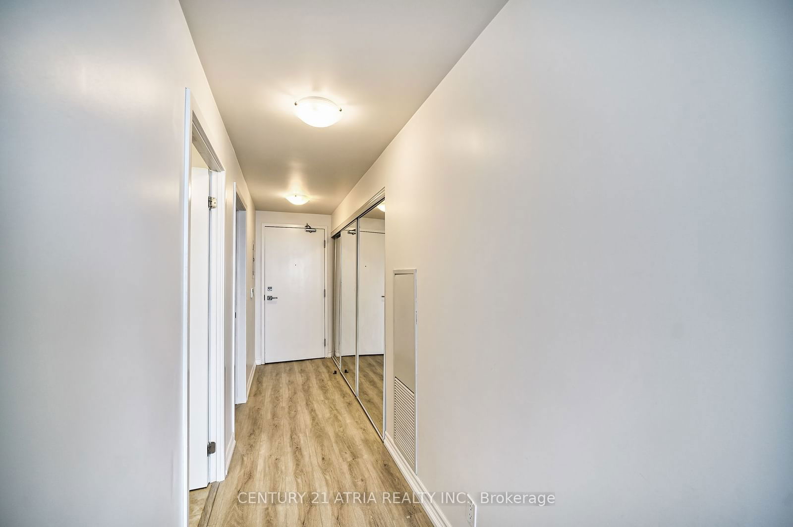 832 Bay St, unit 3802 for rent - image #5