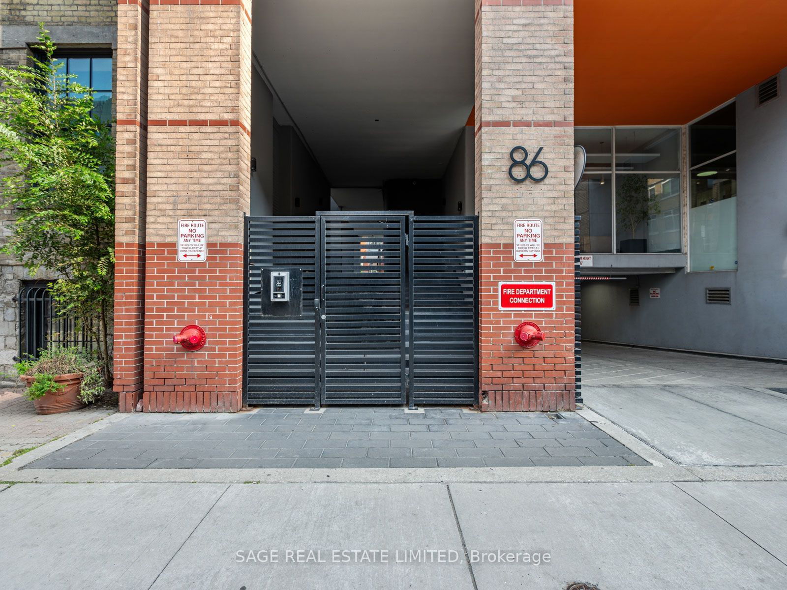 86 Gerrard St E, unit 4D for sale