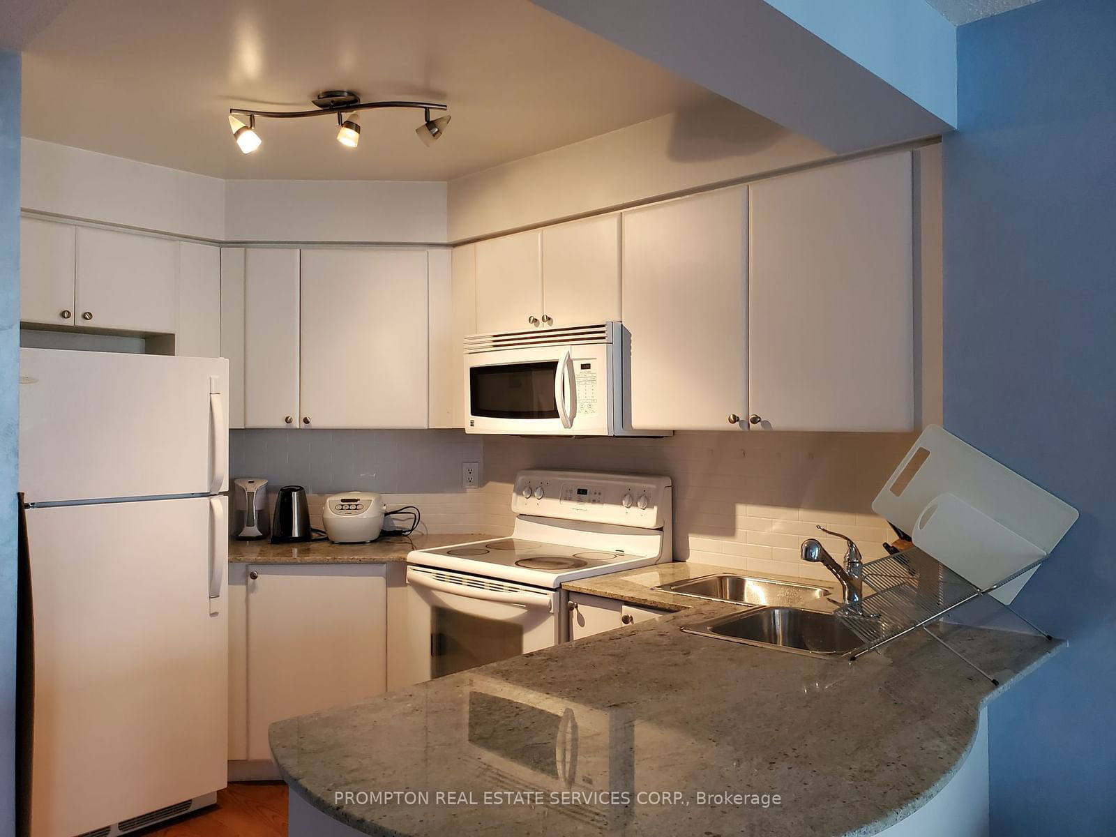 763 Bay St, unit 1913 for rent