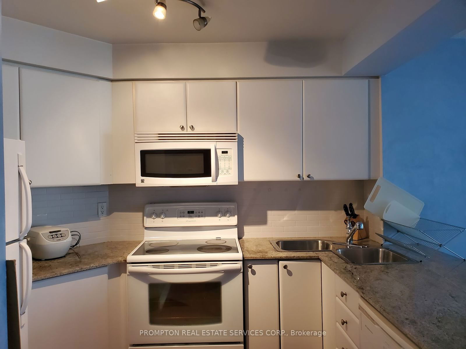 763 Bay St, unit 1913 for rent