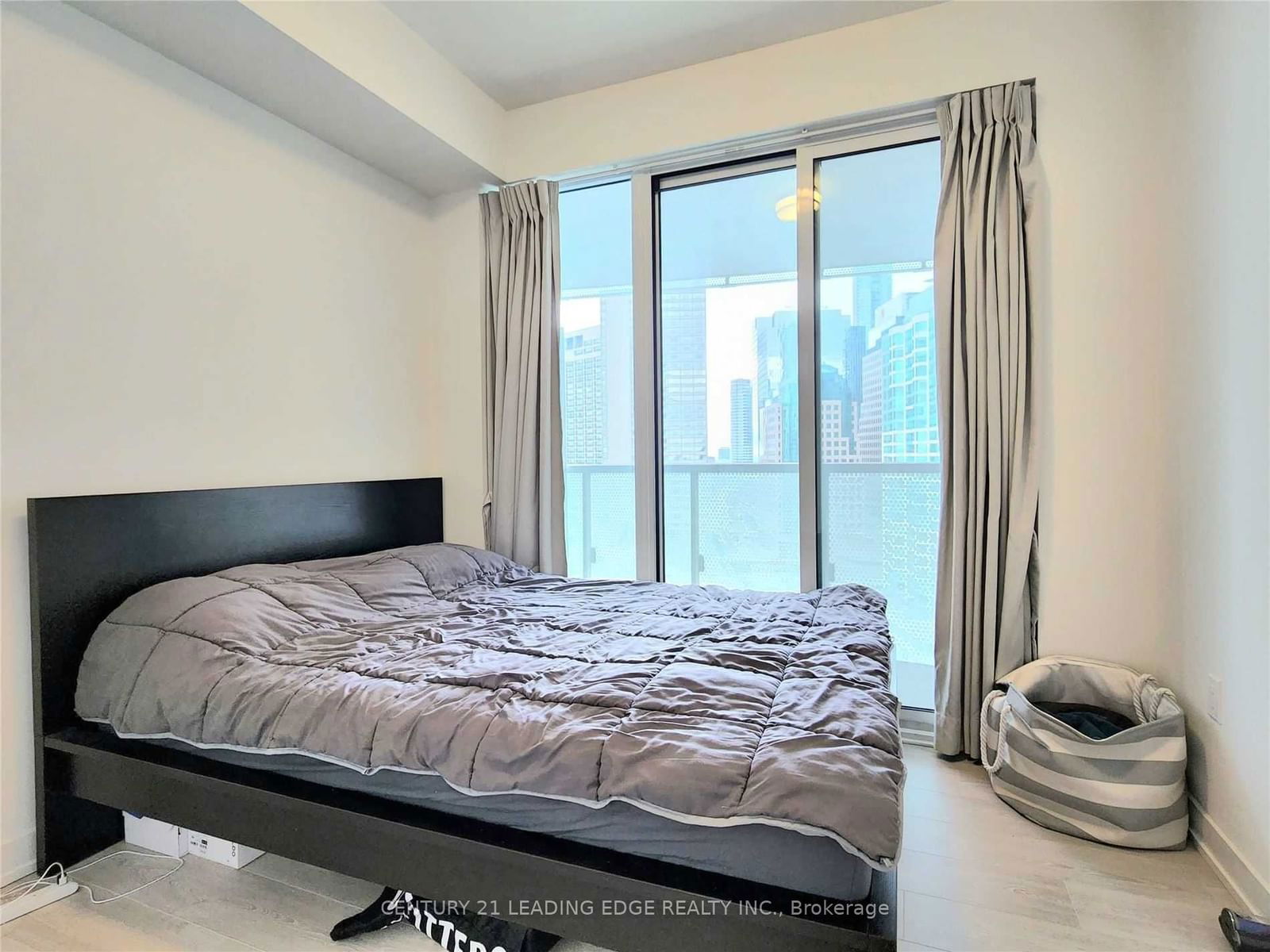 15 Queens Quay E, unit 1407 for sale