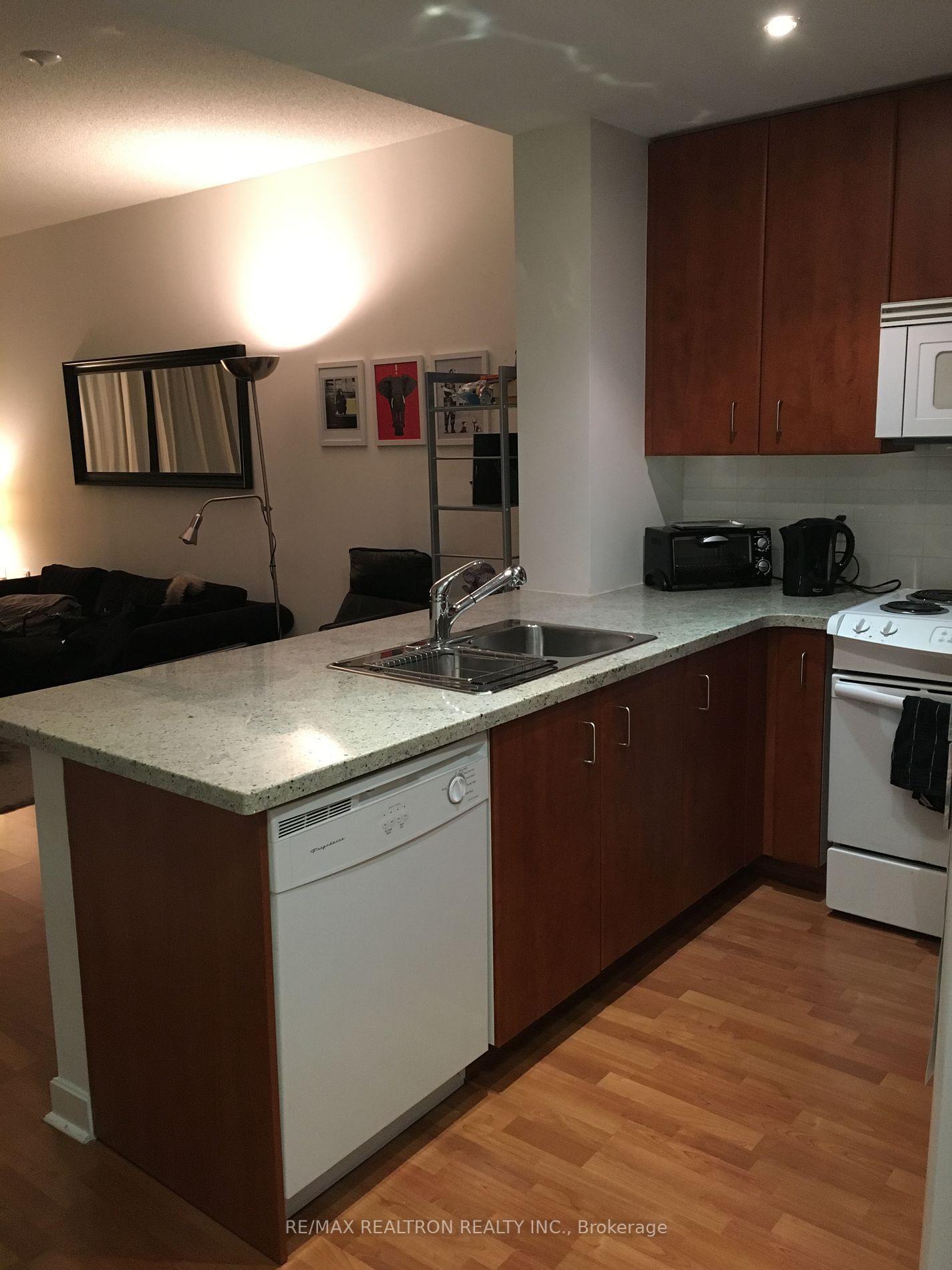 85 Bloor St E, unit 1013 for rent - image #2