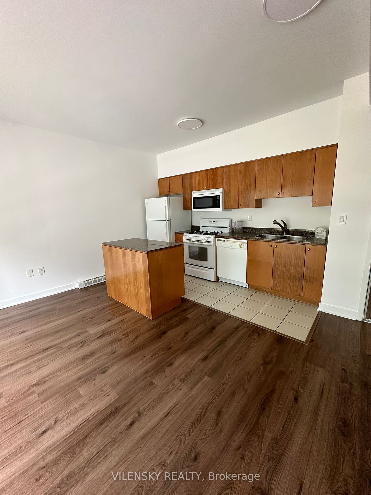 9 Spadina Ave, unit 315 for rent