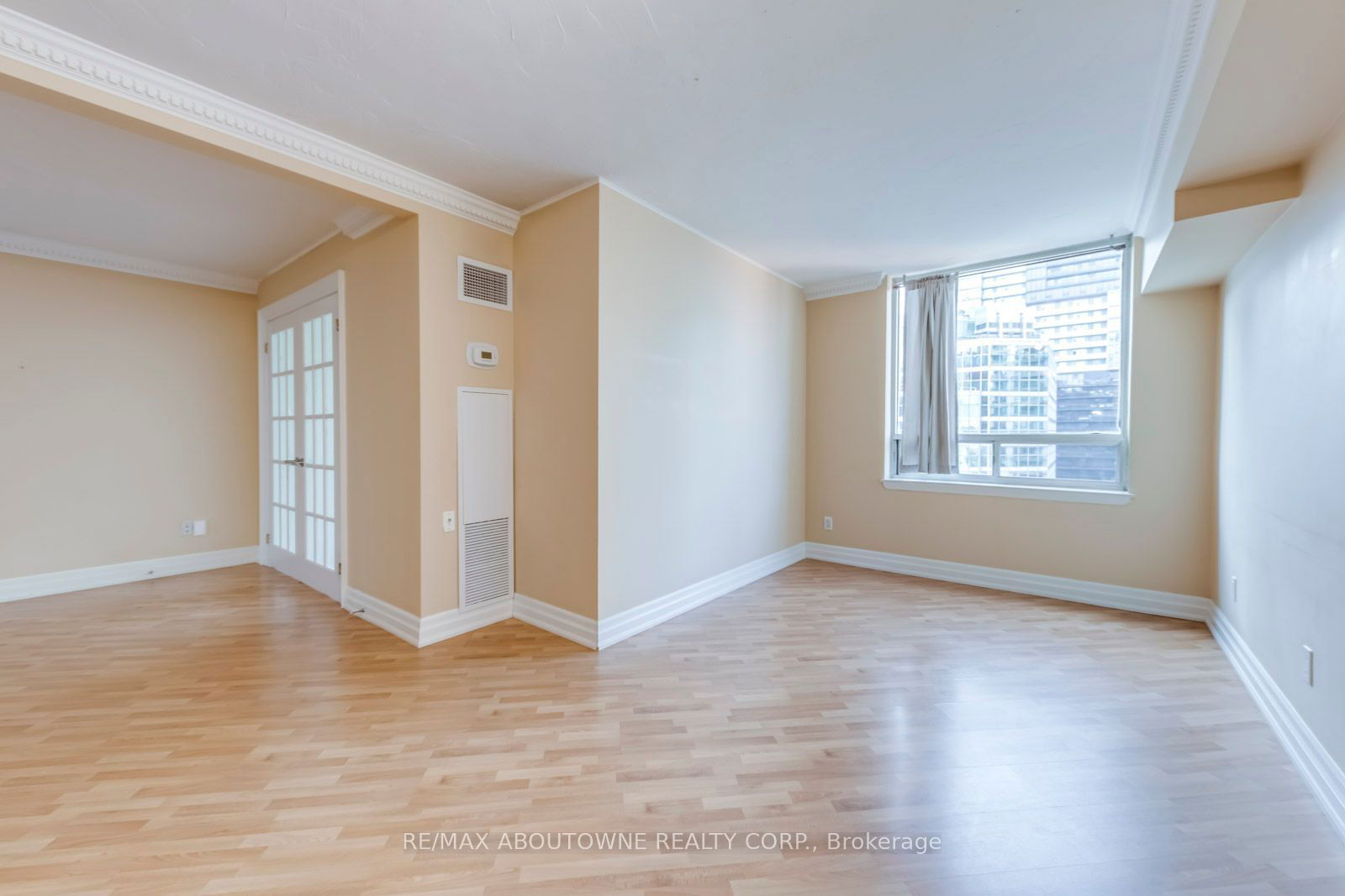 633 Bay St, unit 2122 for rent