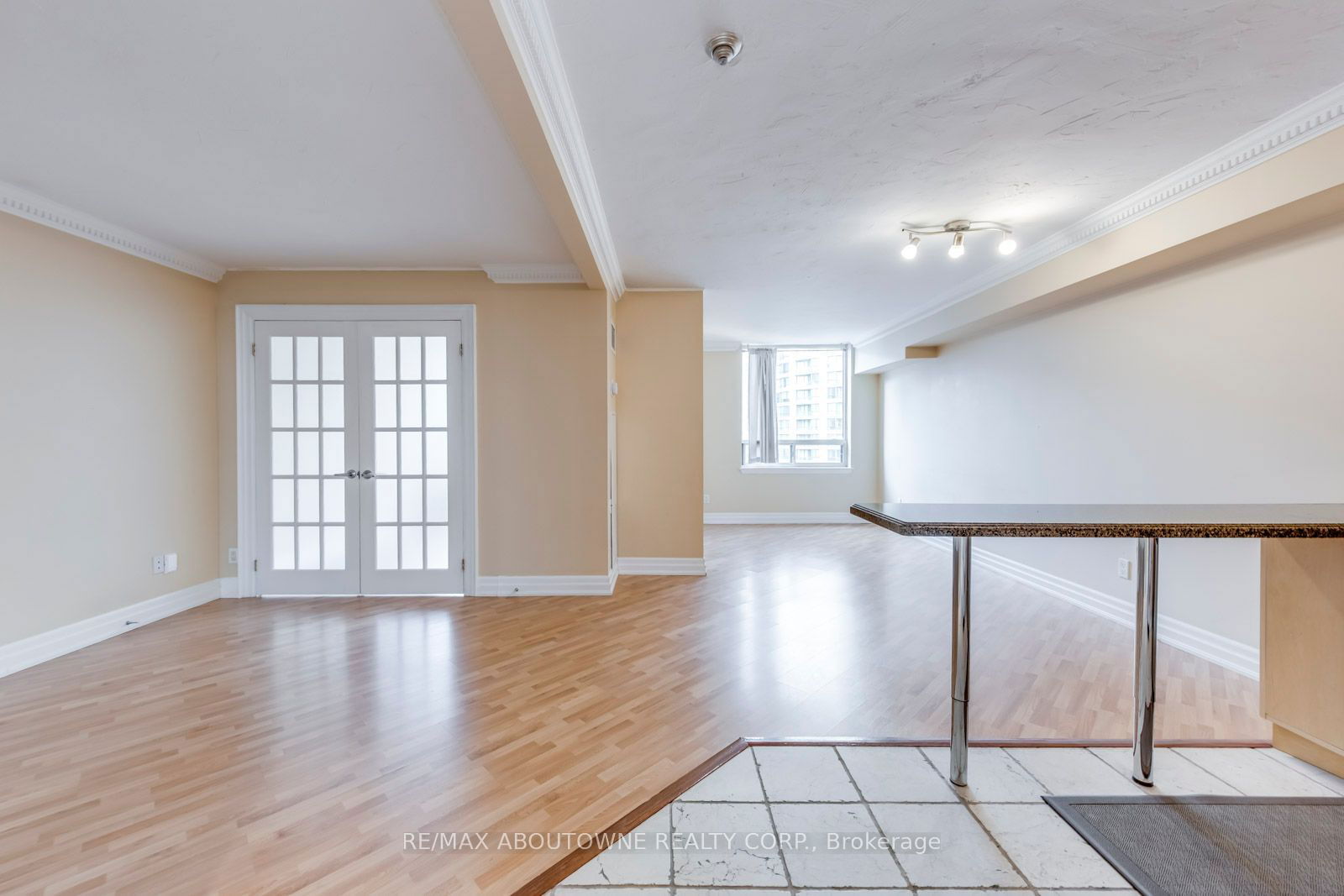 633 Bay St, unit 2122 for rent