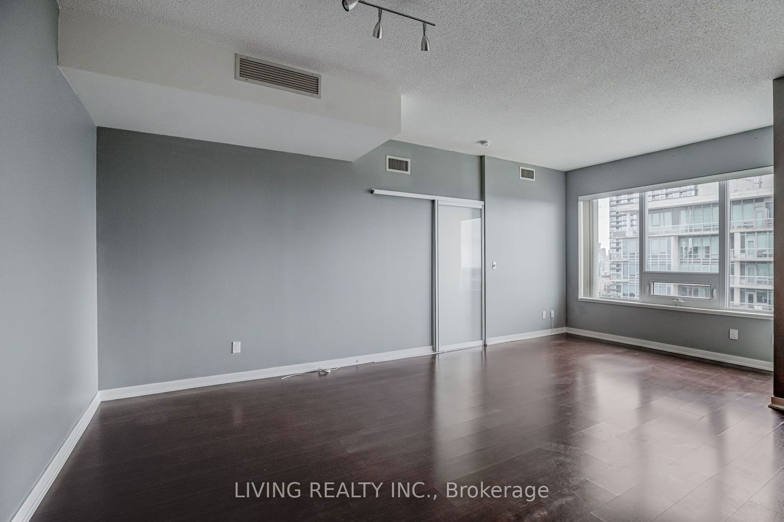 59 East Liberty St, unit 2001 for rent - image #11