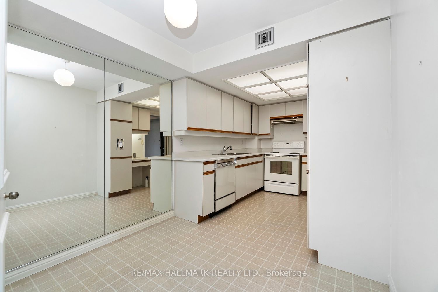 900 Yonge St, unit 902 for sale - image #16