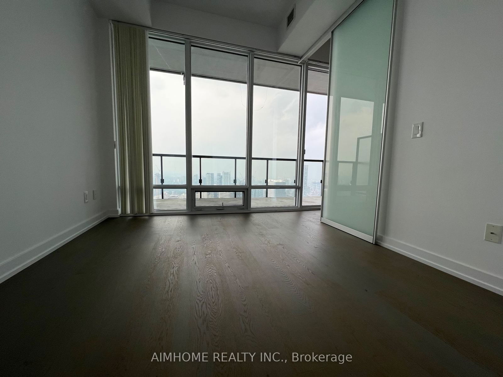 488 University Ave, unit 4703 for rent