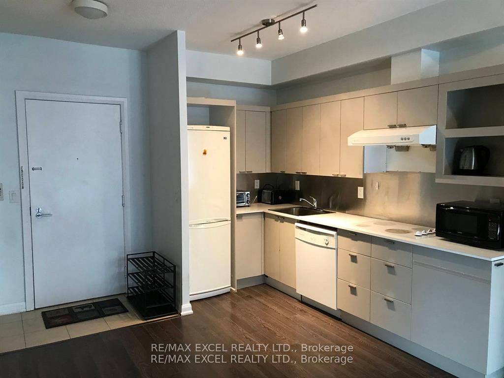 111 Elizabeth St, unit 1616 for rent - image #3