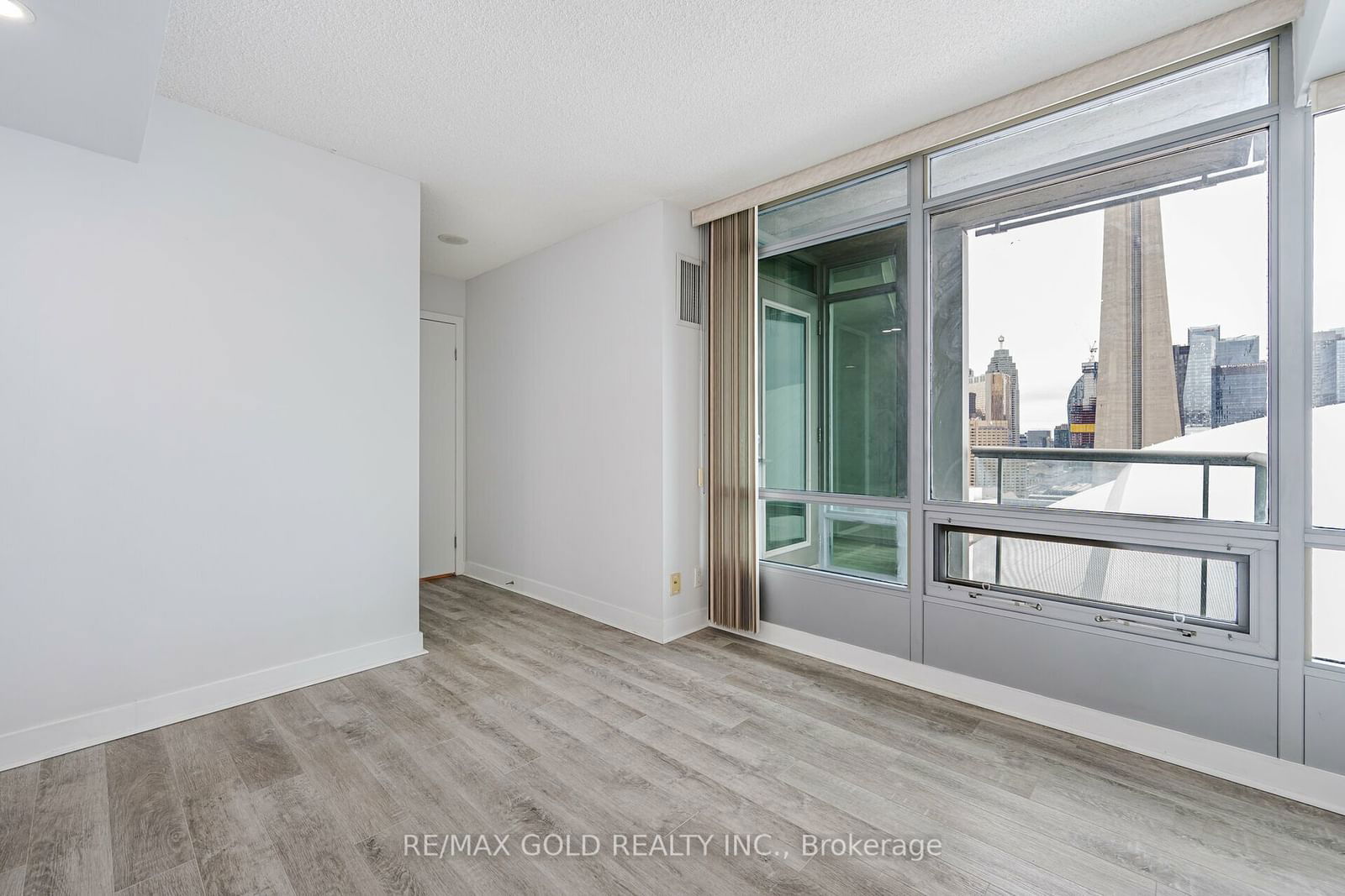 81 NAVY WHARF Cres, unit 2916 for rent