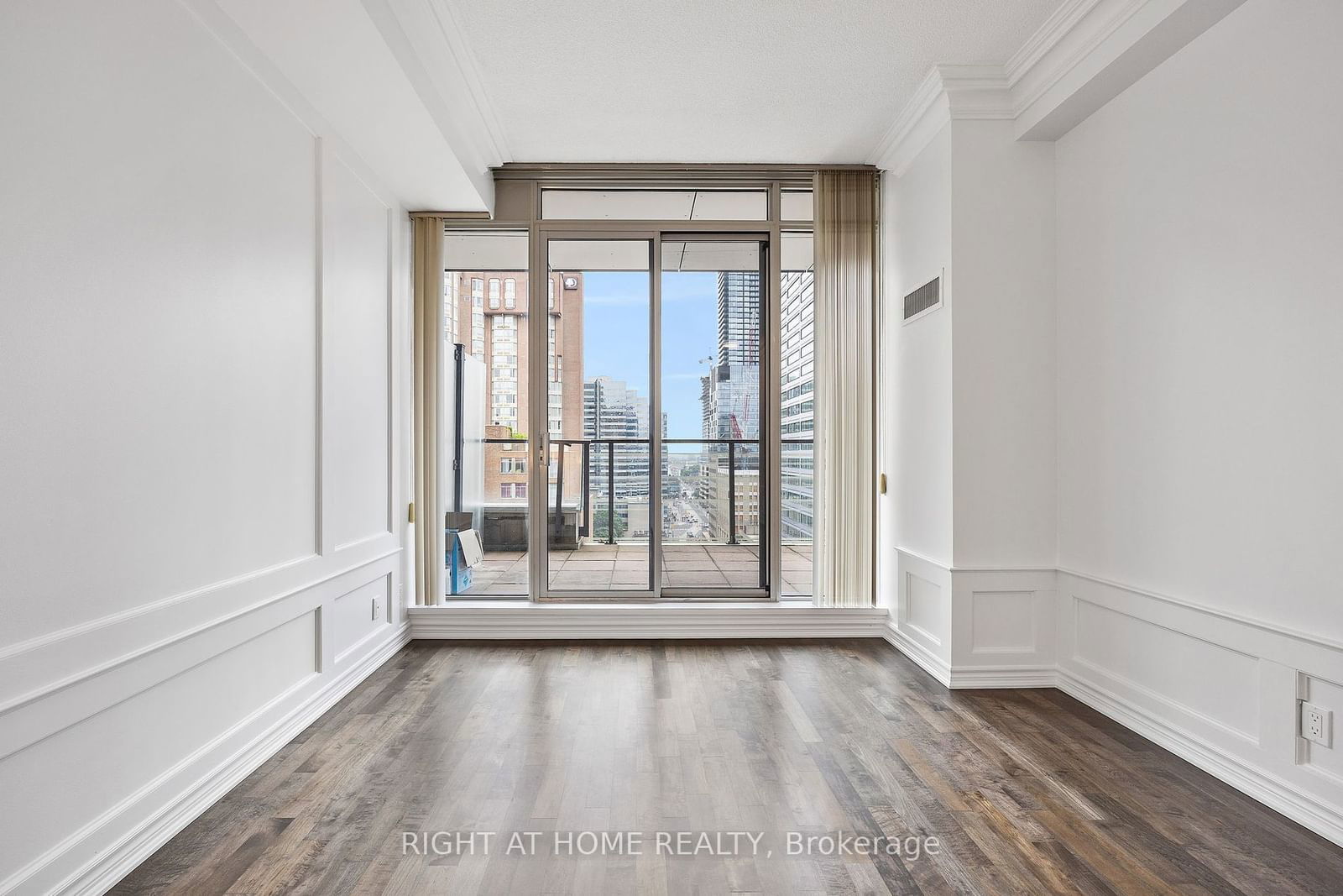 111 Elizabeth St, unit 1829Lph for sale