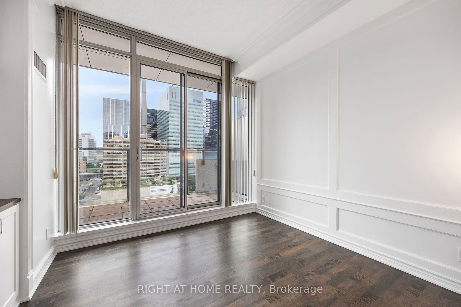 111 Elizabeth St, unit 1829Lph for sale