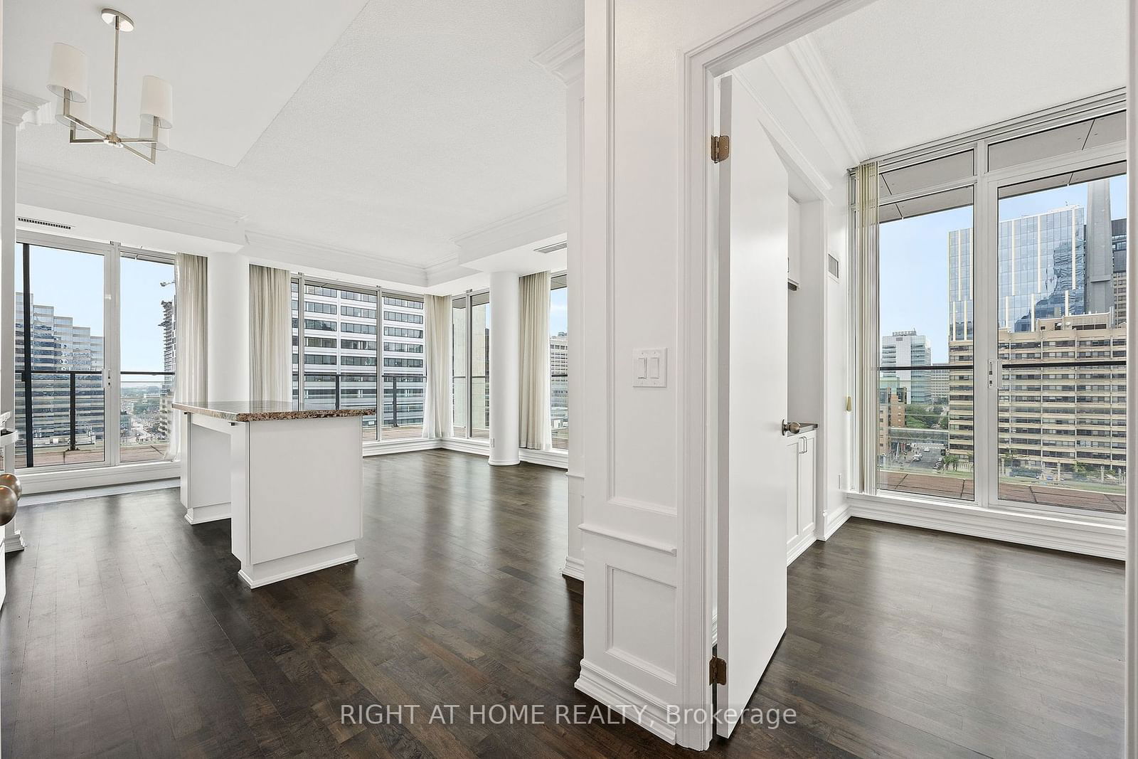 111 Elizabeth St, unit 1829Lph for sale