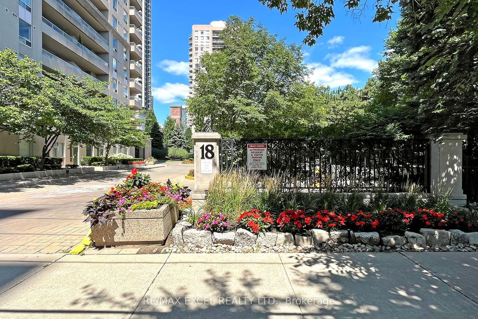 18 Hillcrest Ave, unit Ph104 for sale