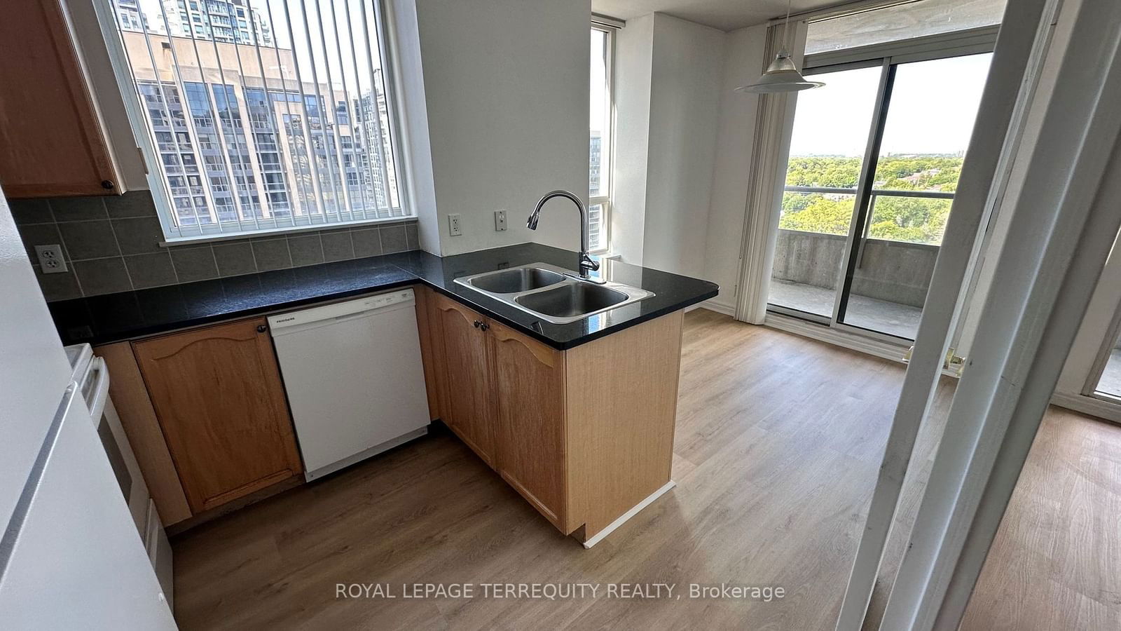 23 Hollywood Ave, unit 1805 for sale - image #3