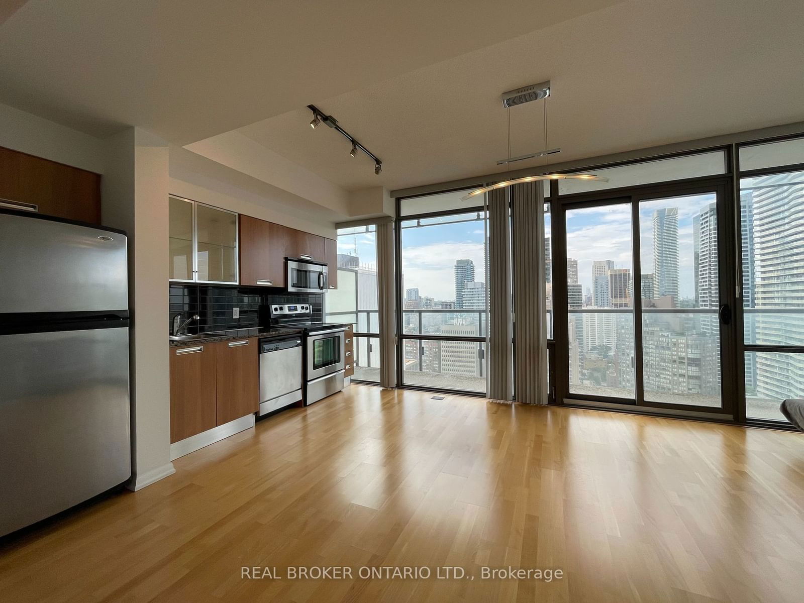 37 Grosvenor St, unit 3105 for rent - image #2