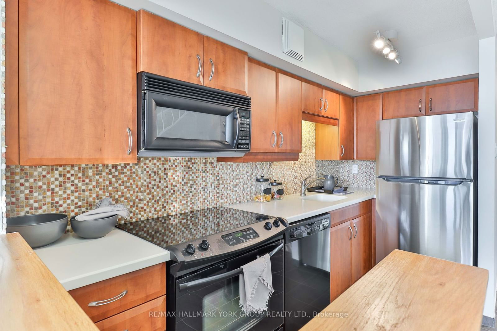 86 Gerrard St E, unit 22C for sale