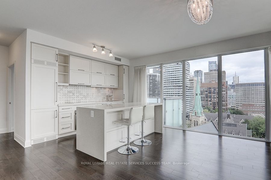 65 St Mary St, unit 1004 for rent - image #4