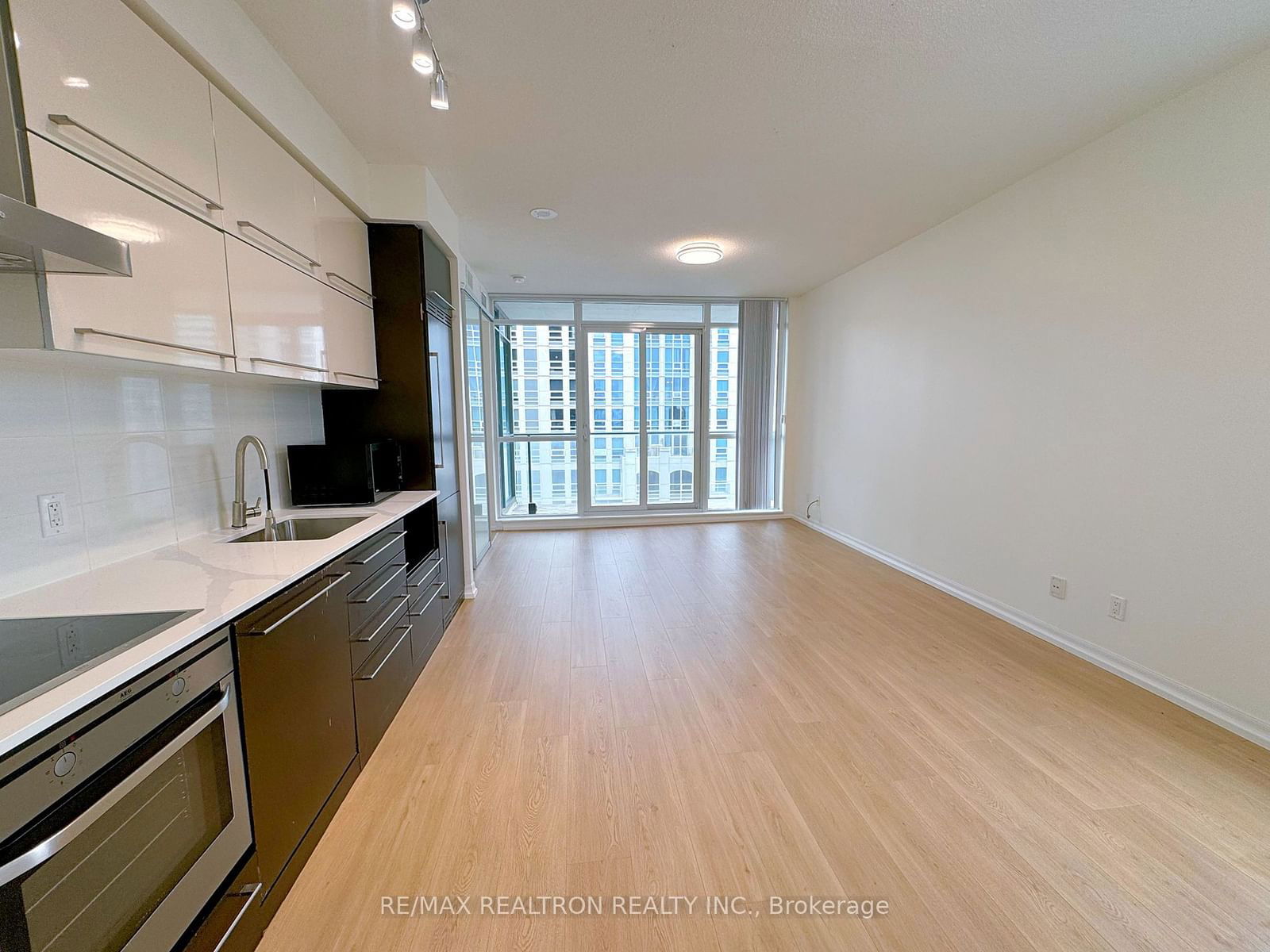 770 BAY St, unit Ph406 for rent - image #5