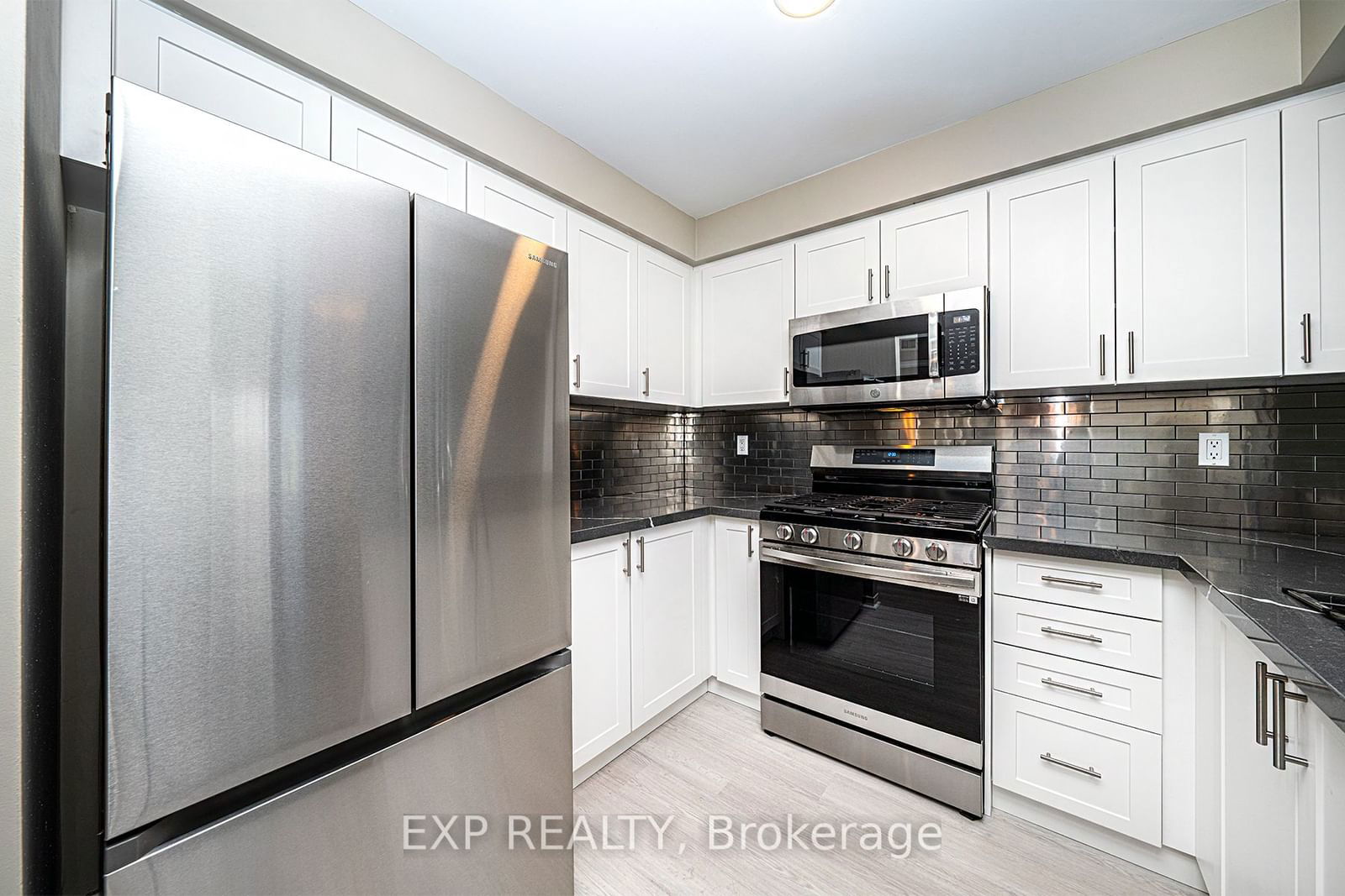 38 Hollywood Ave, unit 312 for rent - image #4